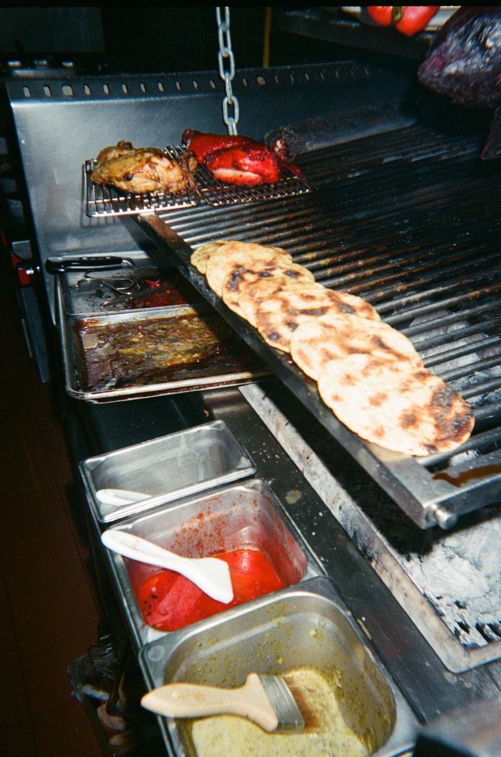 Tortillas hechas a mano ampollándose en la parrilla sobre las brasas